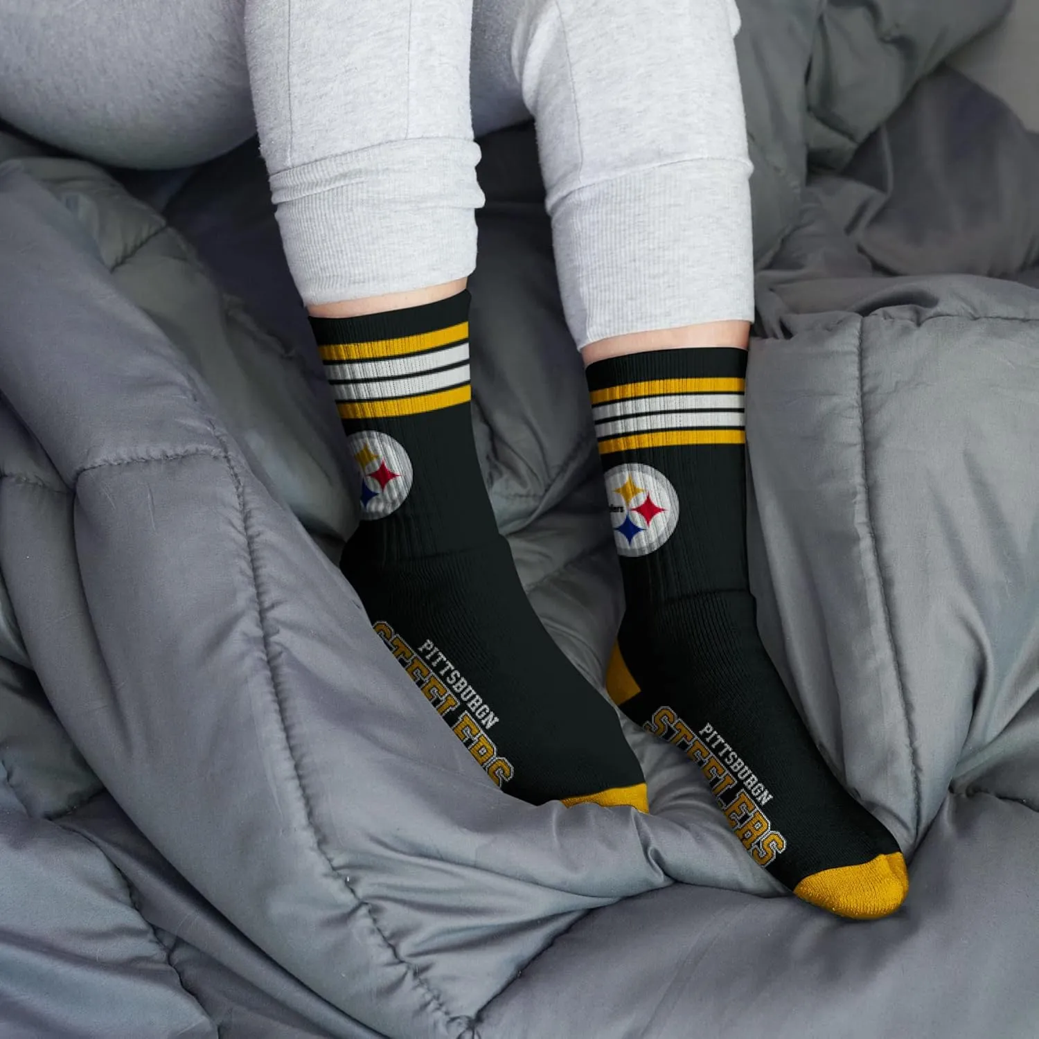 For Bare Feet Youth NFL 4-Stripe Deuce Quarter-Length Socks