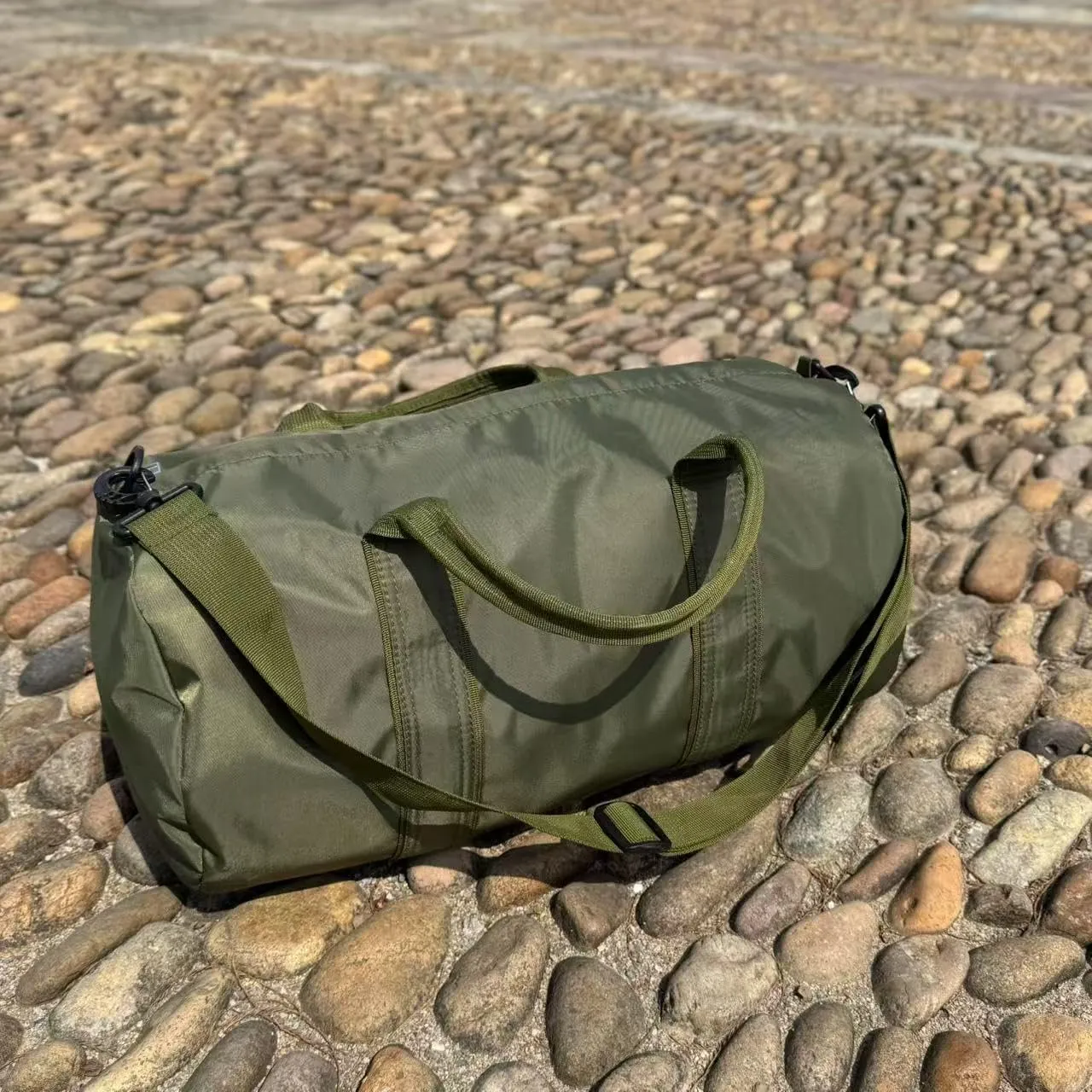 Large Capacity Nylon Duffle Travel Bag Waterproof Handbag for Men or Women Sports Gym Single Shoulder Crossbody Bag