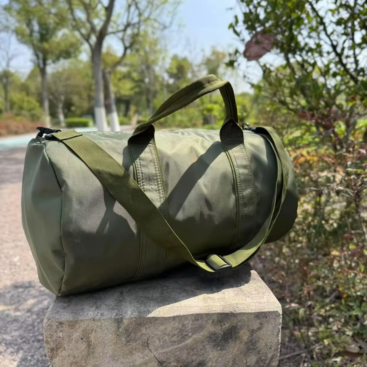 Large Capacity Nylon Duffle Travel Bag Waterproof Handbag for Men or Women Sports Gym Single Shoulder Crossbody Bag