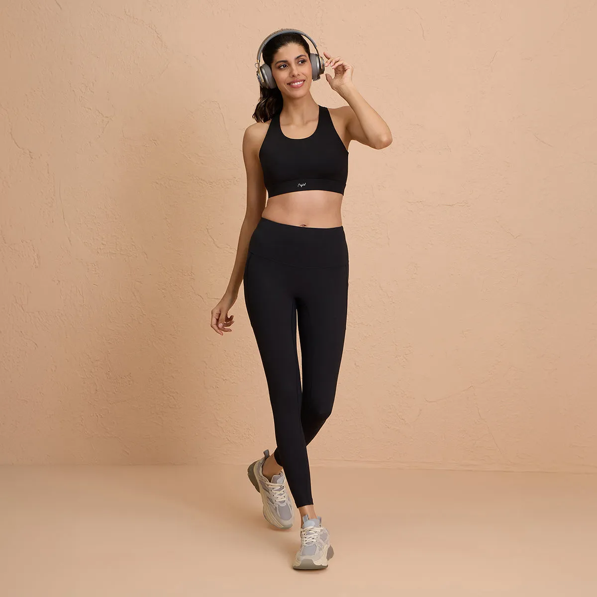 Nykd By Nykaa Ultimate Cross Back Sports Bra with Removable Cups NYK909 Black